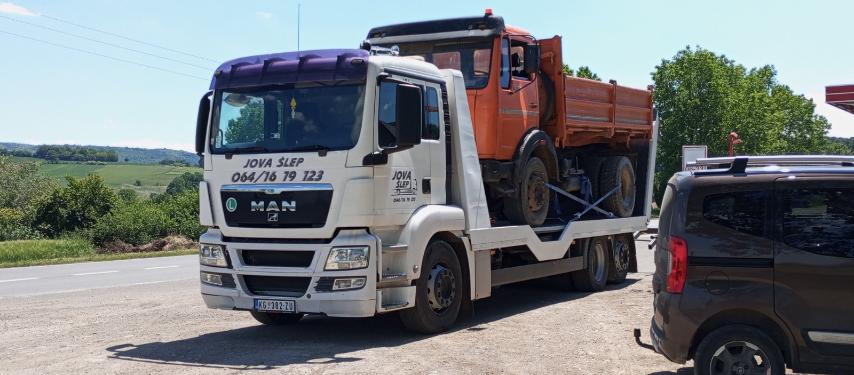 Šlep kamiona i mašina do 15t Kragujevac - utovar radne mašine na platformu